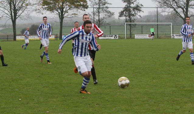 Ook Kevin van Overbeek, hier voor Zwartewaal op weg naar het Hekelingse doel, kon niet scoren. * Foto: Wil van Balen.
