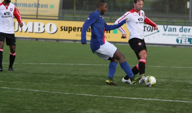 Alexander van Dommelen gaf leiding aan de geïmproviseerde defensie van Brielle in het bekerduel met SV Charlois . * Foto: Wil van Balen.