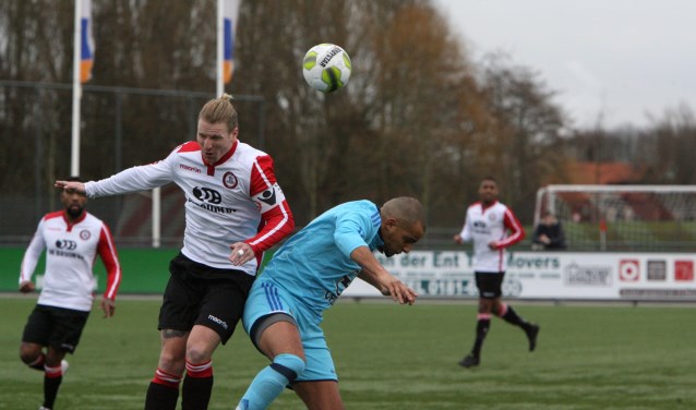 Marvin Godschalk hier nog met 'kek staartje' scoorde de 1-4 voor Brielle bij Heinenoord. * Archieffoto: Wil van Balen.