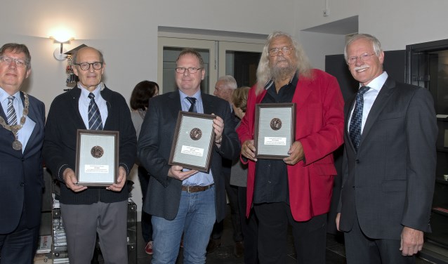 Een bijzonder moment: de uitreiking van de oorkondes (Foto: Jos Uijtdehaage)