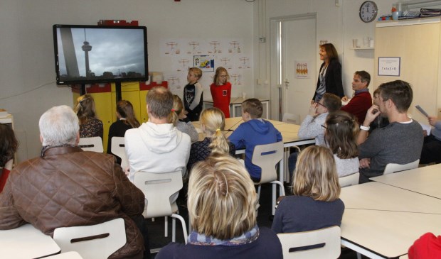 De leerlingen presenteerden het verslag van hun excursie aan de schooldirecteuren