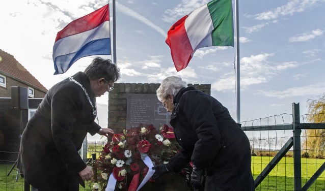 Na het leggen van de kransen en een toespraak van burgemeester Gregor Rensen volgde nog een minuut stilte voor de slachtoffers