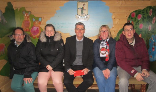 Trotse voorzitter van GC kleiburg geflankeerd door de kunstenaars Bas, Jessica, Manon en Mark