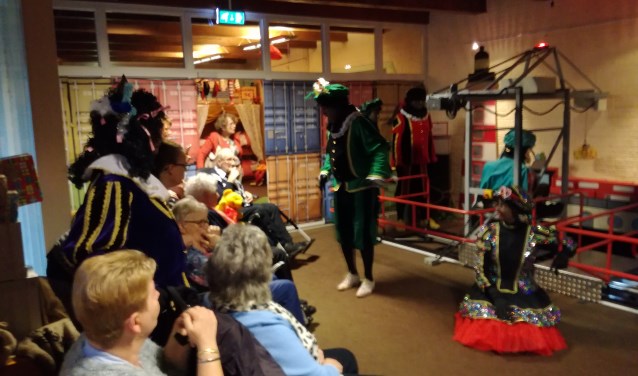 De bewoners kregen een rondleiding in het Sinterklaashuis