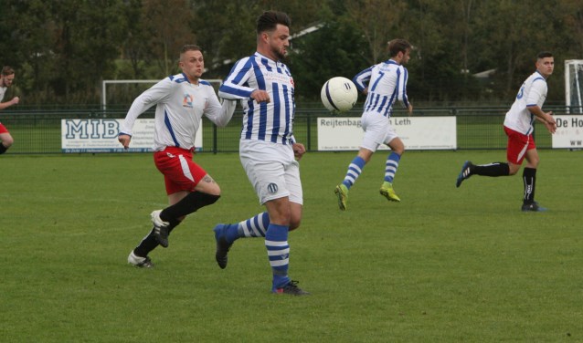 Diego de Graaf scoorde voor Zwartewaal in de met 5-0 gewonnen thuiswedstrijd tegen Poortugaal. * Archieffoto: Wil van Balen.