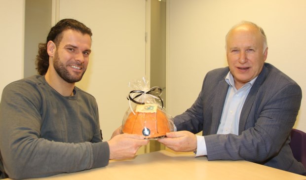 Rolstoelbasketballer Frank de Jong op bezoek bij wethouder Hans van Lith
