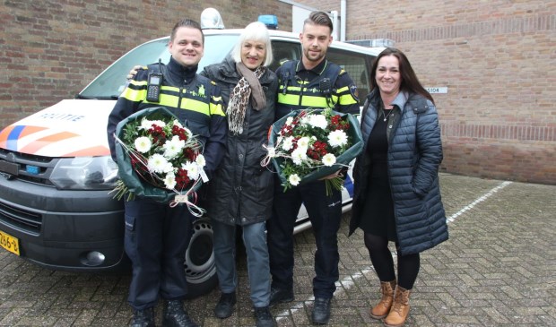 Politieagenten verrichtten heldendaad door man uit het Voornse Kanaal te redden met hier in hun midden mevrouw Suvaal echtgenote van het slachtoffer (foto's Wil van Balen)