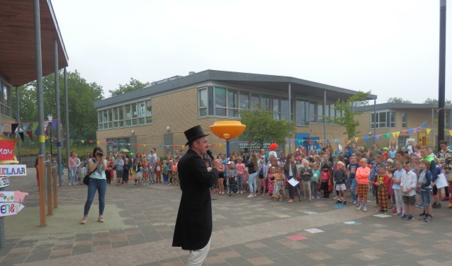 Na de opening op het schoolplein door circusdirecteur Freek, barstte het feest los