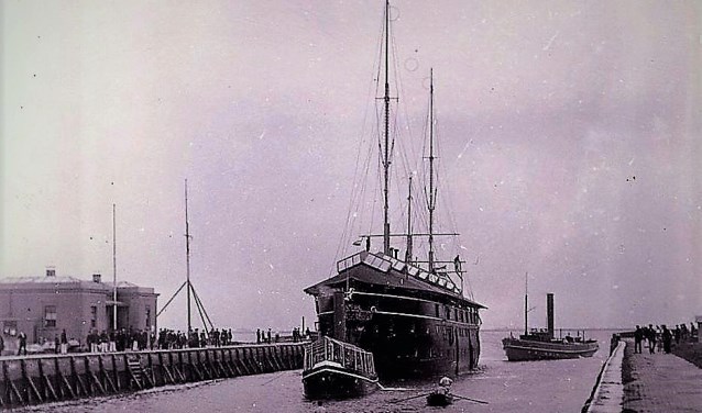 De Buffel vaart in 1921 de haven binnen