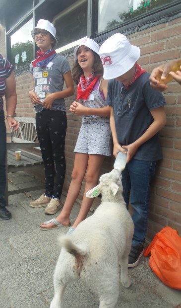 Ze mochten de fles geven aan ons Paplammetje Guus.