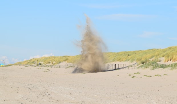 De gevonden granaat is vorige week op het strand tot ontploffing gebracht. (Foto: Fred van der Ende)