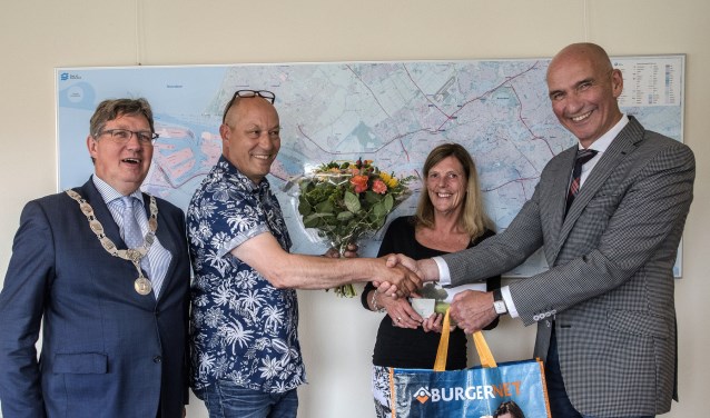 Bloemen voor de alerte Burgernetter Martin den Outer (Foto: Jos Uijtdehaage)