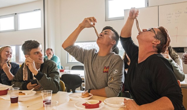 Voor ons heel normaal, voor Tsjechen een hele ervaring: het eten van rauwe haring.... (Foto: Jos Uijtdehaage)