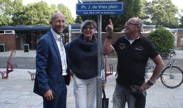 Philip's inzet werd beloond met een eigen straatnaambord.