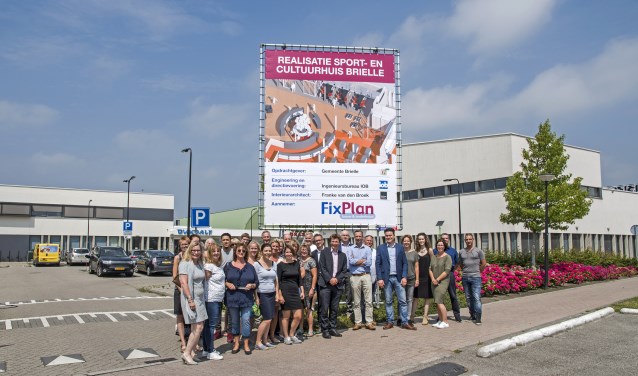 De officiële start van de bouw trok veel belangstelling (Foto: Jos Uijtdehaage)