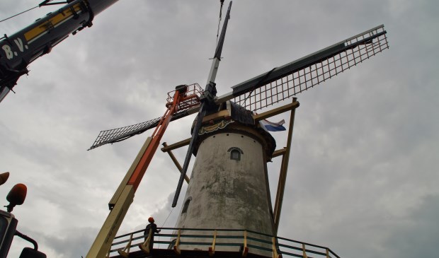 Ondanks de regen verliep het inhijsen van de roede voorspoedig.