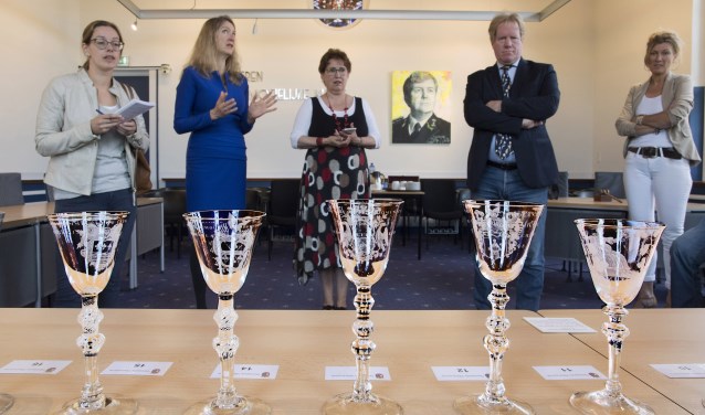 De bijzondere collectie glazen wordt tentoongesteld in het Historisch Museum Den Briel (Foto: Jos Uijtdehaage)