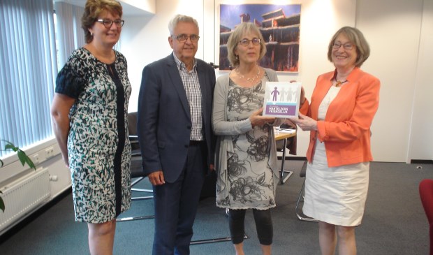 Burgemeester Salet en wethouder Van der Schaaf namen het embleem in ontvangst.