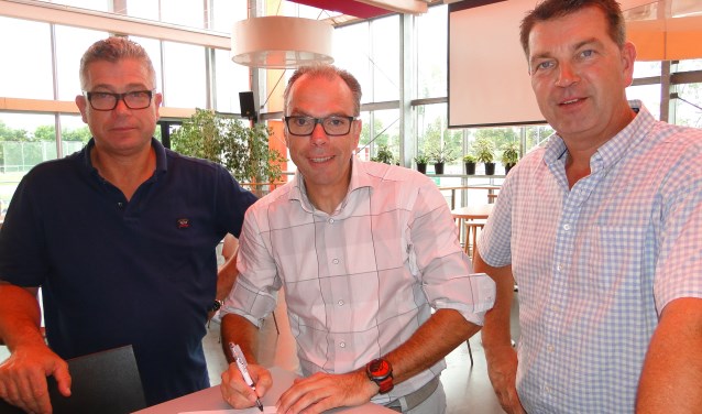 Sandor en Alois van Vliet ondertekenen het sponsorcontract.