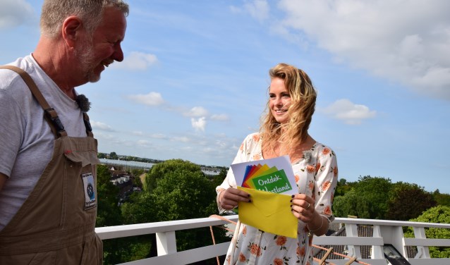 Presentatrice Sylvana tijdens een van de opdrachten op de molen in Wateringen.