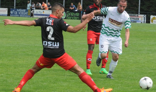 Ruud Zuijderwijk (rechts) excellerend tegen de profs van Excelsior voor het Westlands Elftal.