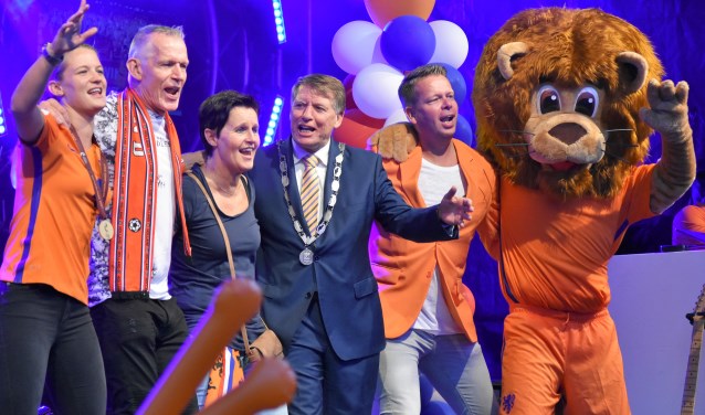 Mandy van den Berg (links) , haar ouders, burgemeester Sjaak van der Tak en presentator Rob Veeman glimmen op het podium. (Foto: WB)