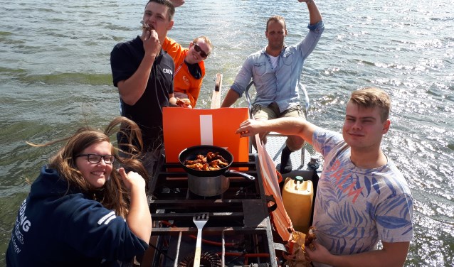 De opbouw van de boot duurt een volle week.