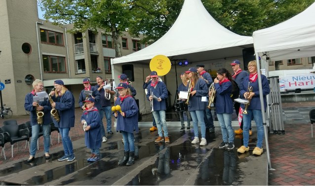 De boerenkapel was aanwezig bij de opening.