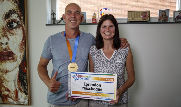 Robert is thuis samen met zijn vrouw verrast met een Corendon reischeque door mee te spelen met de VriendenLoterij.