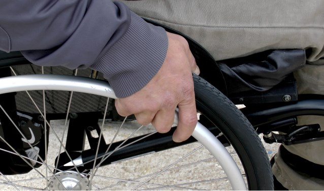 Gemeenten moeten er voor zorgen dat mensen zo lang mogelijk thuis kunnen blijven wonen. De gemeente geeft ondersteuning via de Wet maatschappelijke ondersteuning (Wmo).