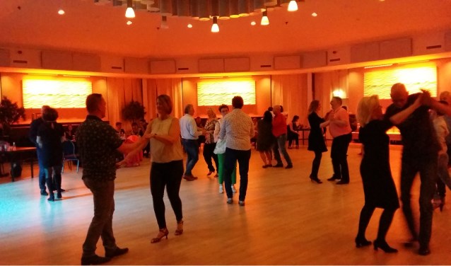 Beginners leren de basispassen en -figuren van salsa en merengue.