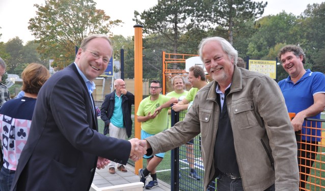 Officieel overhandigingsmoment tussen Rien-Jan Benschop, president van de Lions Club (links) en Leen Witvliet, medewerker dagbesteding Zuidwester.