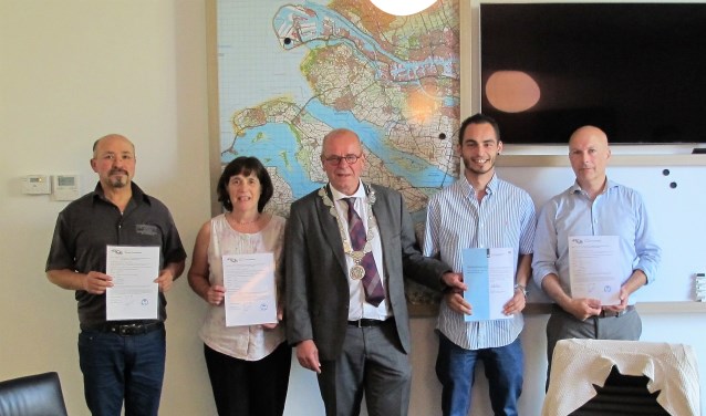 De locoburgemeester feliciteerde de aanwezigen van harte en wenste ze veel geluk en plezier toe in de gemeente Goeree-Overflakkee..