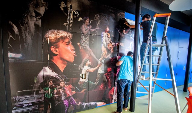 Qphoto is druk bezig met bevestigen van de foto. Foto: Jaap Reedijk