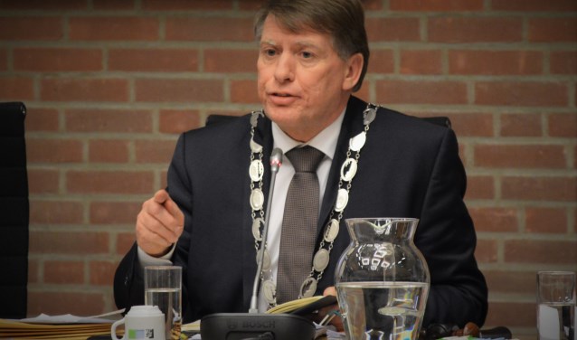 Sjaak van der Tak hangt zijn ambtsketen deze week aan de wilgen. (Foto: WB)