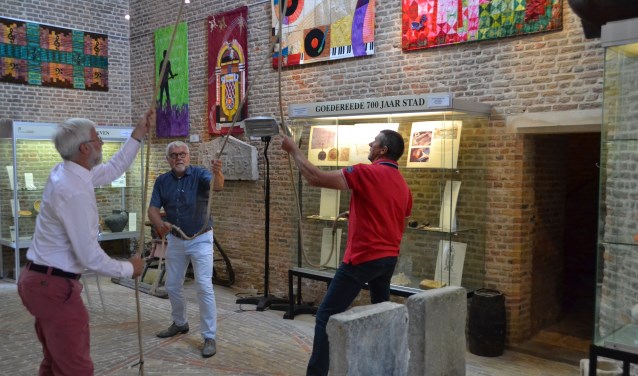 Gerrit de Jong, Jan Bezuijen en Eef Mastenbroek luiden de grote Mariaklok.