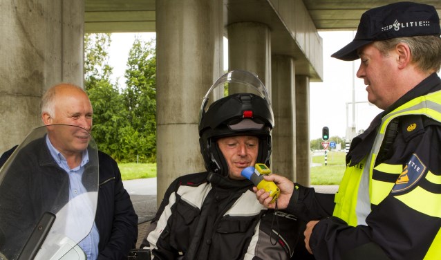 Wethouder van Lith deelde BOB sleutelhangers uit tijdens alcoholcontroles afgelopen vrijdag