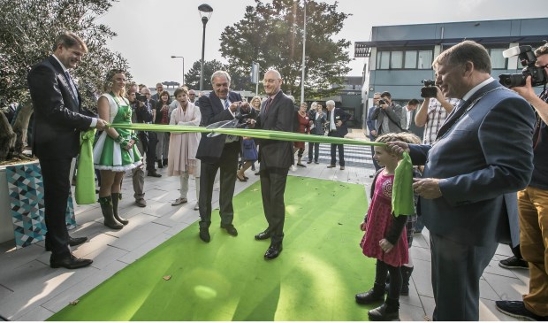 Lintje doorknippen. (Foto: Gemeente Westland)