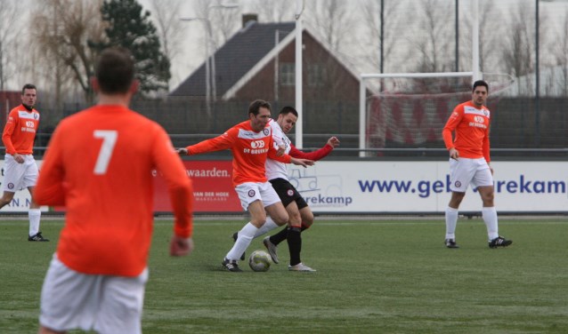 Amar Sedney duelleert namens de oude glorie van WRW/SC Voorne/Brielle met Gino Stolk van de huidige selectie van brielle. * Foto: Wil van Balen