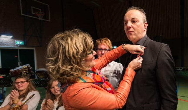 Johan Jansen wordt verrast door burgemeester Ada Grootenboer.