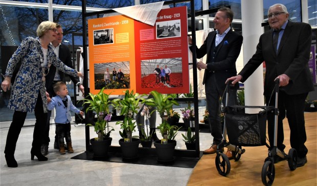 Burgemeester Van Ardenne opende, samen met vier generaties van de familie Van der Knaap, de expositie. In haar speech nam ze haar toehoorders aan de hand van familiefoto's mee naar haar tuinbouw-roots. Foto: (WB)