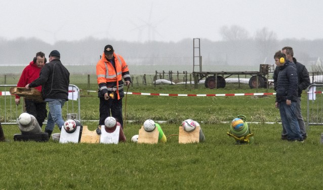Op het land van Leen 't Mannetje aan de Hippelseweg in Rockanje namen de liefhebbers van carbid schieten op Oudejaarsdag een voorschot op de jaarwisseling. * Foto: Jos Uijtdehaage.