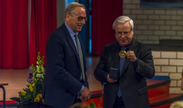 Christiaan van der Ven (r) kreeg bij zijn afscheid de Angelus Merula penning uitgereikt.