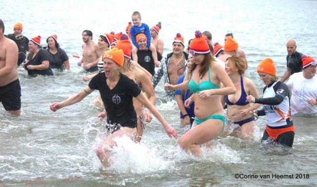 Nadat de burgemeester het startsein gaf, gingen de 96 deelnemers het water in.