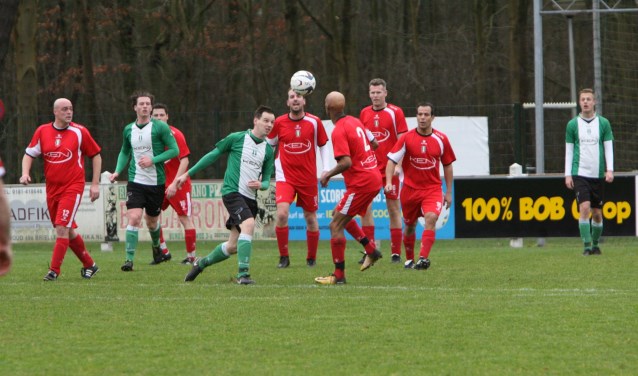 In Oostvoorne gaven tal van klinkende namen uit de OVV-historie acte de présence op de Nieuwjaarswedstrijd. * Foto: Wil van Balen