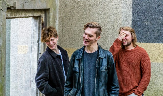 Na ruim een halfjaar keert Charades terug naar Middelharnis met een afwisselend repertoire. Verwacht liedjes met veel dynamiek en een zoveel energie dat je je jas beter thuis kunt laten. (foto: Marcel Krijgsman)