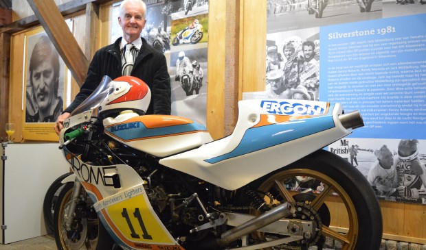 Wil Hartog poserend bij de motor waarop Jack Middelburg de Grand Prix van Silverstone won. Foto: (WB)