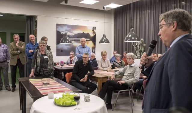 Burgemeester Gregor Rensen sprak van een fijn leefklimaat in Nieuwland - Fotografie: Jos Uijtdehaage