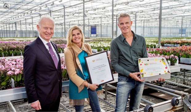 Nico Koomen, voorzitter van de stichting Tuinbouw Ondernemersprijs, op bezoek bij Rob en Désirée Olsthoorn van OK Plant in Naaldwijk. Foto: (PR/G.J. Vlekke)