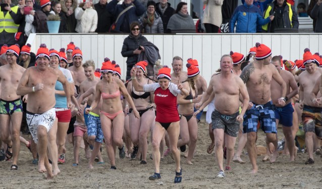 Zo'n 360 dappere duikers trotseerden op Nieuwjaarsdag in Rockanje een snijdende wind en het koude zeewater. * Foto: Jos Uijtdehaage.